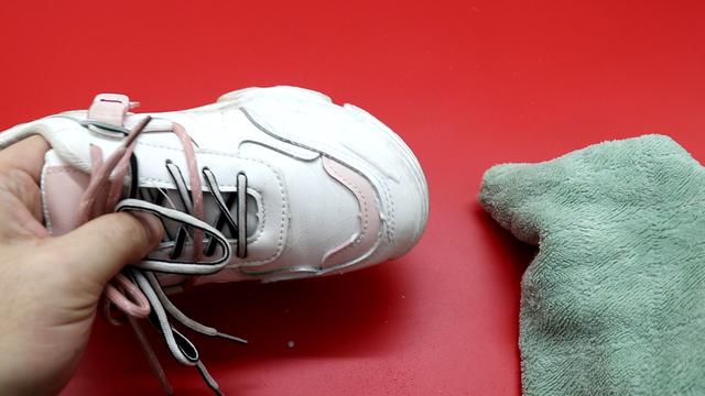 Giày trắng dễ bẩn và quá khó để giặt sạch hẳn? Hãy làm theo cách này giày sẽ trắng sáng chỉ trong vài phút-8