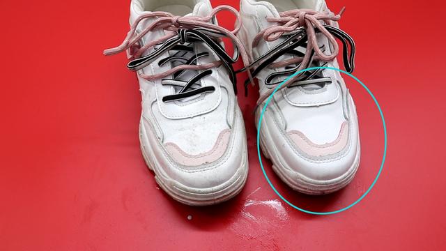 Giày trắng dễ bẩn và quá khó để giặt sạch hẳn? Hãy làm theo cách này giày sẽ trắng sáng chỉ trong vài phút-9