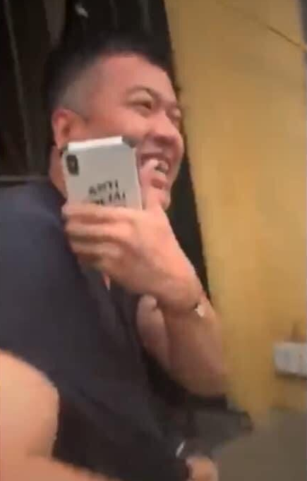 Lưu Đê Ly bị đánh túi bụi trên phố nhưng sao ông xã Huy DX lại cười tươi hơn hoa thế này?-1