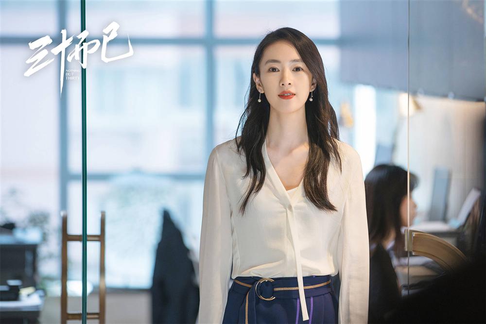 Kiểu tóc của Cố Giai trong 30 Chưa Phải Là Hết”: Cực đơn giản nhưng che trán cao thần sầu”-1