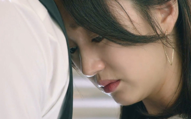 Mặc vợ ốm nghén suýt sảy thai chồng vẫn đi tâm sự với hội bạn, chị vợ tức giận ném thẳng cọc tiền vào gã trẻ con không chịu lớn-1