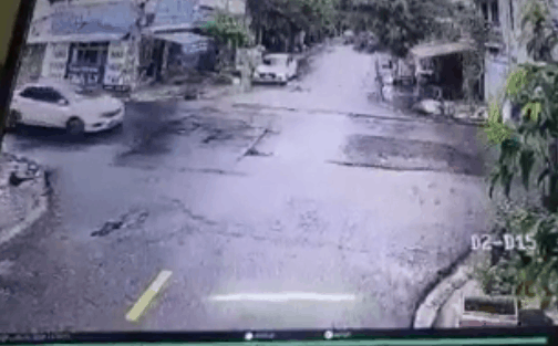 CLIP: Xe máy lao như bay vào ngã tư và cú đâm gãy chân khiến tài xế ô tô rối bời-1