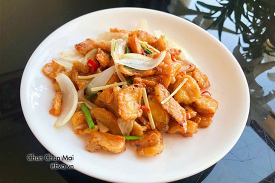 Mát trời làm sụn gà chiên nước mắm giòn ngon, đậm đà, cả nhà thi nhau lấy thêm cơm