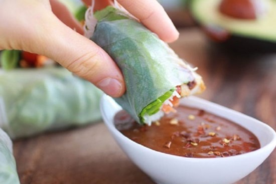 Bí quyết pha tương đen chấm món cuốn ngon 