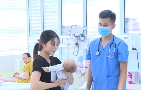 Bé 29 ngày tuổi bị sốc nhiễm khuẩn do mẹ sắc thuốc nam uống để chữa sốt cho con-2