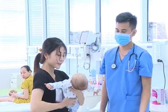 Bé 29 ngày tuổi bị sốc nhiễm khuẩn do mẹ sắc thuốc nam uống để chữa sốt cho con