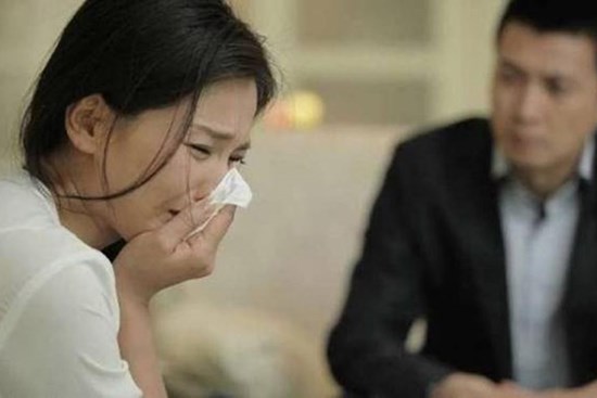 Cô vợ khổ vì chồng quá ga-lăng với phụ nữ, chị em nhờ vả là không nỡ từ chối, 4 lần định đâm đơn ly hôn
