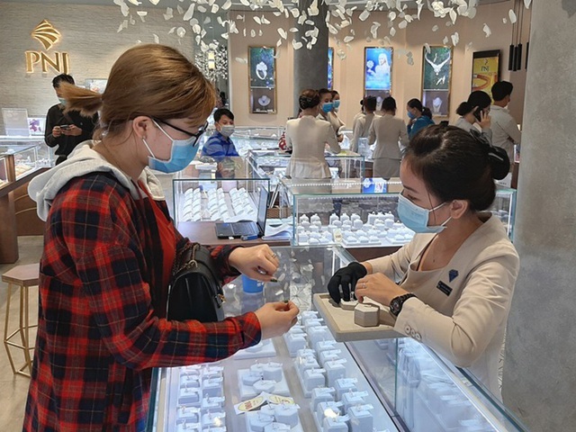 Đừng mơ giá vàng sẽ nằm mãi trên đỉnh: Dễ sốc vì những yếu tố bất ngờ-1