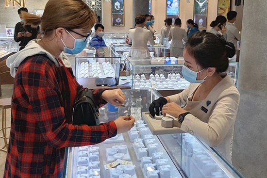 Đừng mơ giá vàng sẽ nằm mãi trên đỉnh: Dễ sốc vì những yếu tố bất ngờ