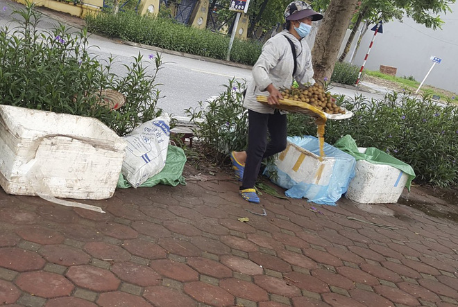 Chiến sỹ công an mặc quần đùi, áo cộc tay xử lý người bán hàng rong bị điều chuyển công tác-2