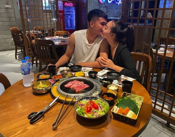 Cầu thủ Việt đưa người yêu đi chơi nhân đợt nghỉ dịch, người không thể về thăm vợ con vì thành phố đóng cửa-2