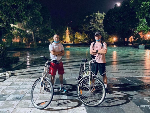 Cầu thủ Việt đưa người yêu đi chơi nhân đợt nghỉ dịch, người không thể về thăm vợ con vì thành phố đóng cửa-6