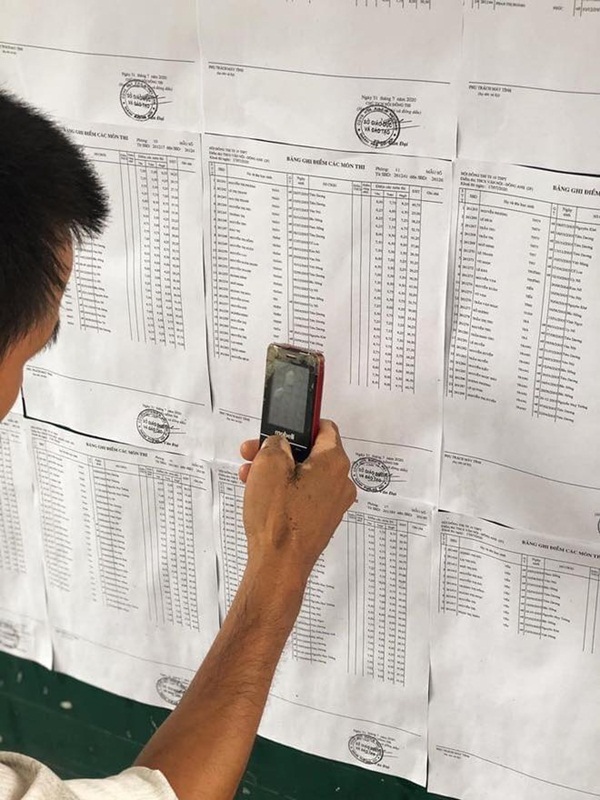 Câu chuyện người cha gầy gò đi xe đạp, dùng chiếc điện thoại cũ để lưu lại điểm thi cho con khiến nhiều người xúc động-2