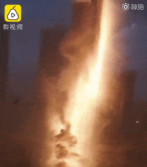 Sét đánh vào đường dây điện cao thế khiến tòa nhà ở Trung Quốc bị chìm trong biển lửa, hình ảnh ghi lại không khác gì phim hành động-1