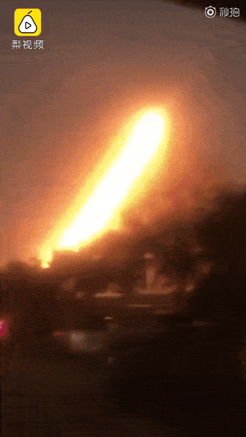 Sét đánh vào đường dây điện cao thế khiến tòa nhà ở Trung Quốc bị chìm trong biển lửa, hình ảnh ghi lại không khác gì phim hành động-2