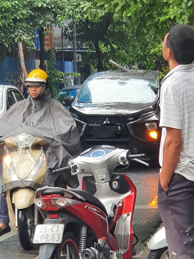 Kinh hãi hình ảnh thanh sắt đâm xuyên nóc ô tô đúng vị trí ghế lái, tài xế thoát chết trong gang tấc-1