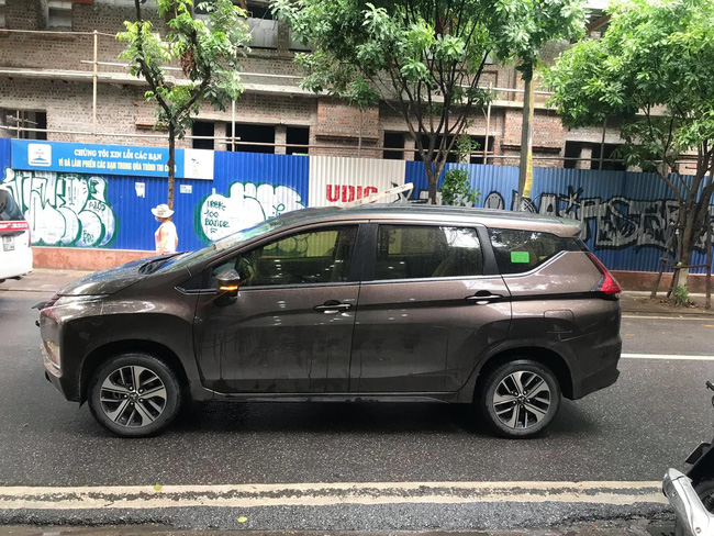 Kinh hãi hình ảnh thanh sắt đâm xuyên nóc ô tô đúng vị trí ghế lái, tài xế thoát chết trong gang tấc-2