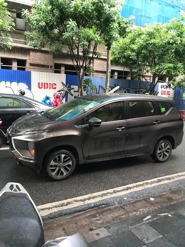 Kinh hãi hình ảnh thanh sắt đâm xuyên nóc ô tô đúng vị trí ghế lái, tài xế thoát chết trong gang tấc-3