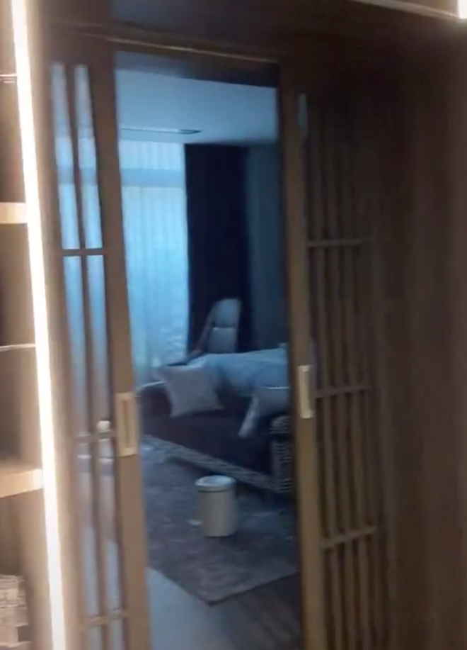 Rầm rộ clip trong biệt thự Sài Gòn của Cường Đô La - Đàm Thu Trang: Đồ hiệu chất như showroom, góc phòng ngủ gây chú ý-3