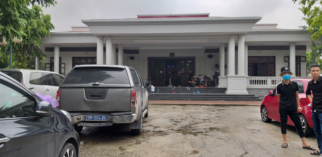 Vụ container tông xe con dừng đèn đỏ làm 3 người chết ở Hà Nội: Chuyến xe định mệnh đưa cặp vợ chồng đi lễ rằm-3