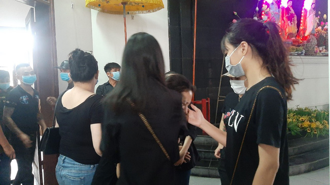 Vụ container tông xe con dừng đèn đỏ làm 3 người chết ở Hà Nội: Chuyến xe định mệnh đưa cặp vợ chồng đi lễ rằm-5