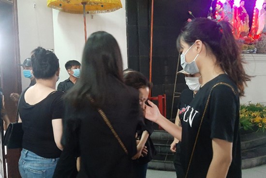 Vụ container tông xe con dừng đèn đỏ làm 3 người chết ở Hà Nội: Chuyến xe định mệnh đưa cặp vợ chồng đi lễ rằm