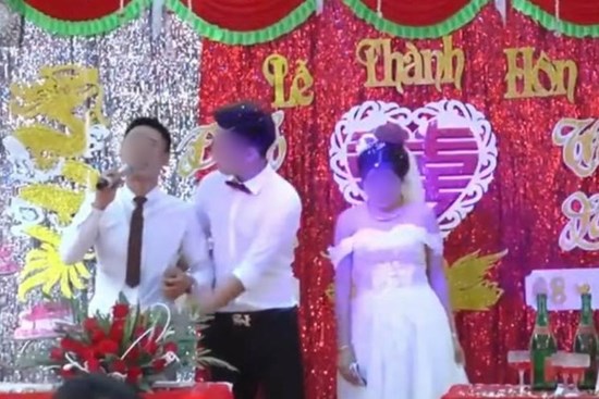 Phạm phải sơ suất khiến tất cả “điếng người”, ngay trên sân khấu hôn lễ chú rể ôm MC thầm thì vài câu rồi bỏ chạy