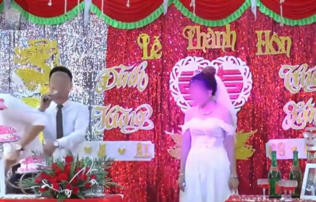 Phạm phải sơ suất khiến tất cả điếng người”, ngay trên sân khấu hôn lễ chú rể ôm MC thầm thì vài câu rồi bỏ chạy-3