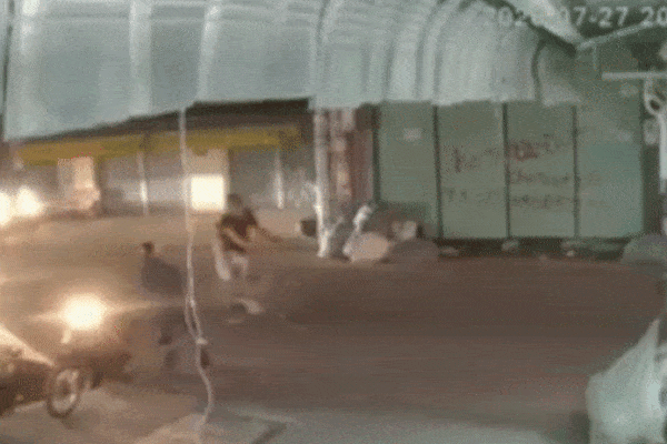 Người phụ nữ trộm điện thoại trước mặt nhân viên bán hàng-1