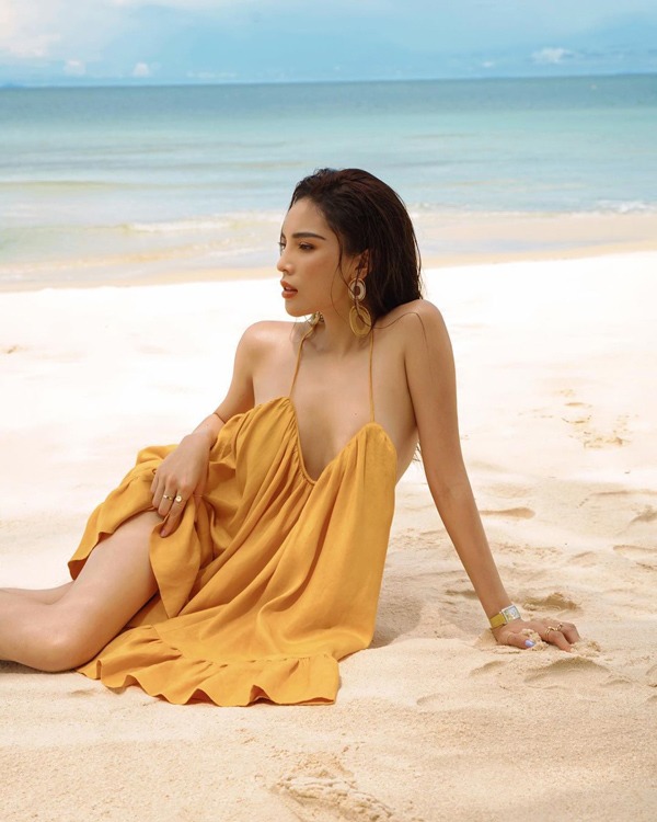 Diện váy hờ hững vòng 1, Kỳ Duyên mải tạo dáng đến suýt hớ hênh; đến Đông Nhi lại kín đáo hơn hẳn-2