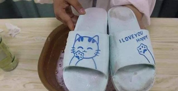 Đừng chỉ rửa dép bằng nước, hãy làm theo mẹo này, dép bám bẩn cứng đầu đến mấy cũng sạch bóng như mới-3