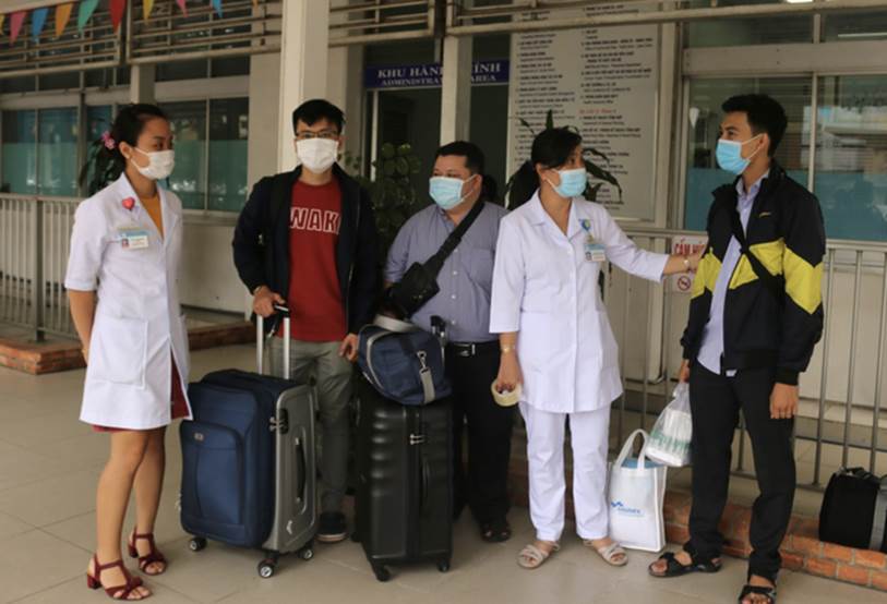 Thêm 2 nhân viên y tế Bệnh viện Chợ Rẫy tức tốc ra Đà Nẵng hỗ trợ chống dịch COVID-19-1