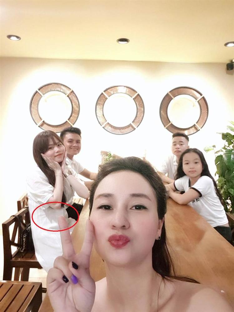 Người yêu Quang Hải liên tục mặc váy suông rộng, dân mạng tinh ý soi ra vòng 2 lớn bất thường?-4
