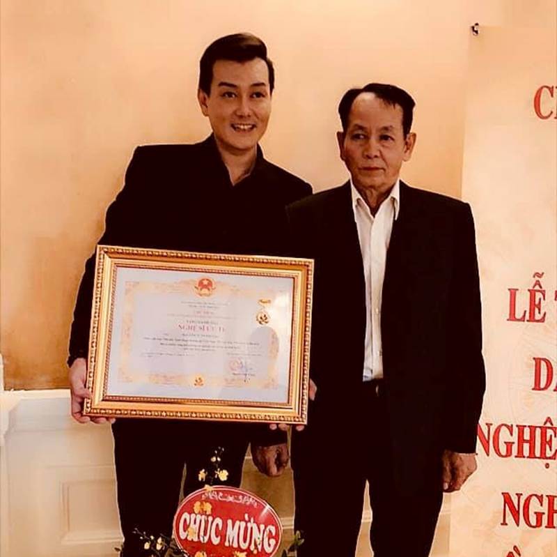 Chuyện về người cha 76 tuổi chăm sóc ca sĩ Tuấn Phương bạo bệnh-1