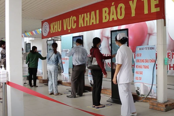 Cảm động cô gái lập bàn thờ cha trong phòng cách ly ở Bình Dương-4