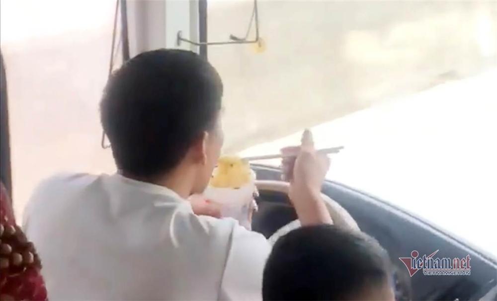 Tài xế xe giường nằm ở Nghệ An vừa lái vừa ăn mì tôm-1
