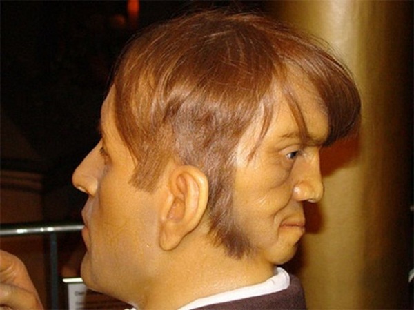 Bí ẩn chàng trai quý tộc có gương mặt phía sau gáy, mỗi khi khóc thì nó lại cười và bị quấy rầy đến nỗi hóa điên và tự tử ở tuổi 22-1