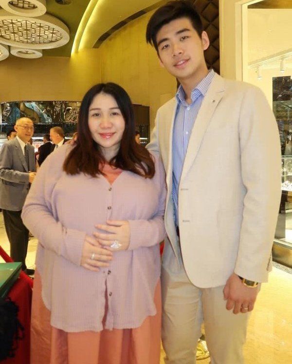 Bầu bí đứng cạnh chồng như mẹ - con, ái nữ vua sòng bài sau sinh không ai nhận ra-4