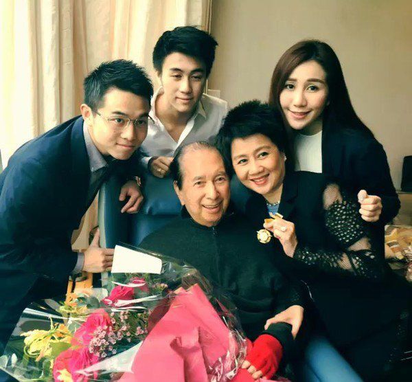 Bầu bí đứng cạnh chồng như mẹ - con, ái nữ vua sòng bài sau sinh không ai nhận ra-1