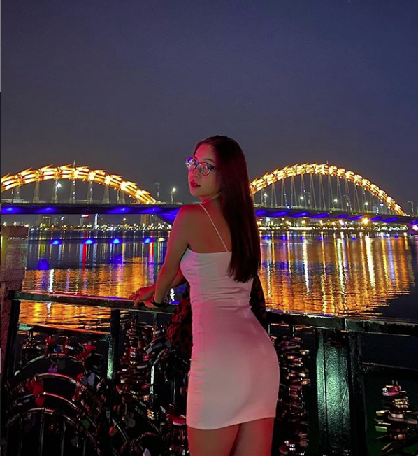 Đăng ảnh chụp gần cầu Rồng Đà Nẵng nhưng không đeo khẩu trang, hot girl Nhật Lê bị anti-fan chỉ trích xúc phạm nặng nề-1