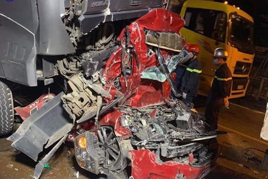 Tài xế container đâm bẹp xe con làm 3 người tử vong ở Hà Nội đã ra đầu thú, khai do buồn ngủ