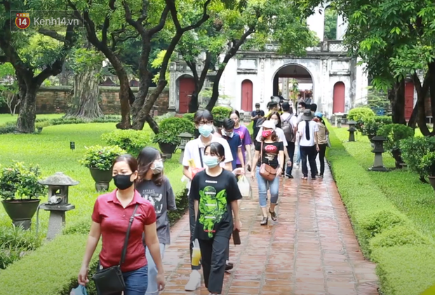 Học sinh Hà Nội rủ nhau đến Văn Miếu cầu may trước kỳ thi tốt nghiệp THPT Quốc gia 2020-1