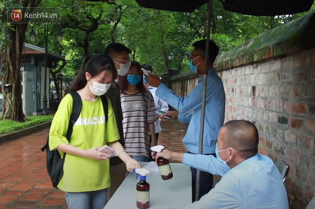 Học sinh Hà Nội rủ nhau đến Văn Miếu cầu may trước kỳ thi tốt nghiệp THPT Quốc gia 2020-2