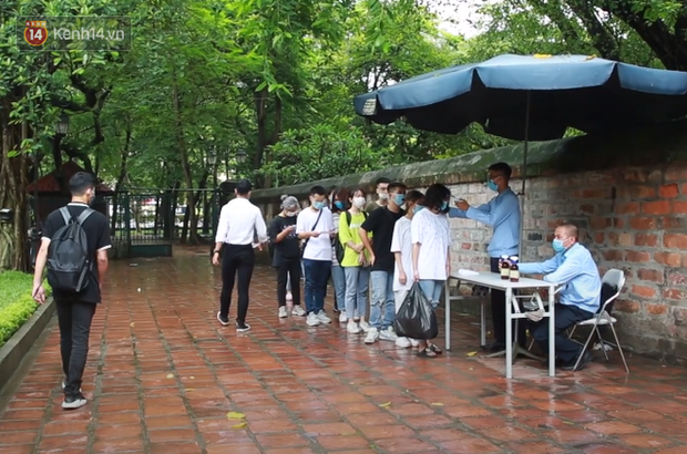 Học sinh Hà Nội rủ nhau đến Văn Miếu cầu may trước kỳ thi tốt nghiệp THPT Quốc gia 2020-4