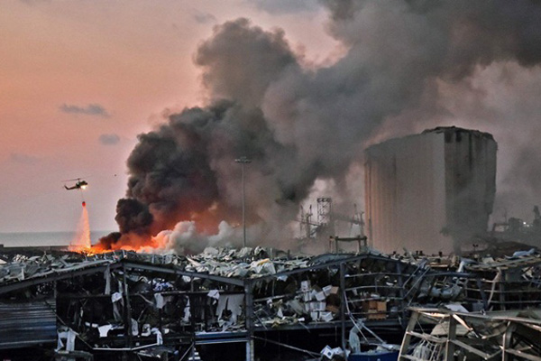 Thống đốc Beirut bật khóc tại hiện trường vụ nổ thảm khốc-14