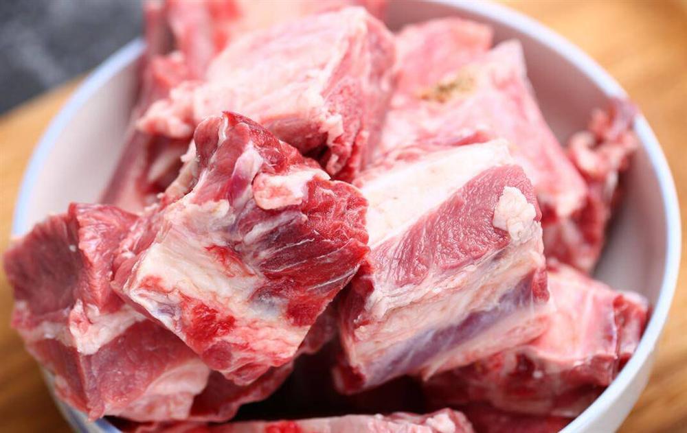 Chần xương sườn cứ bị khô và tanh, đầu bếp bật mí do bạn dùng sai nước-1