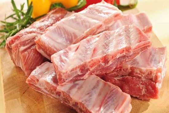 Chần xương sườn cứ bị khô và tanh, đầu bếp bật mí do bạn dùng sai nước