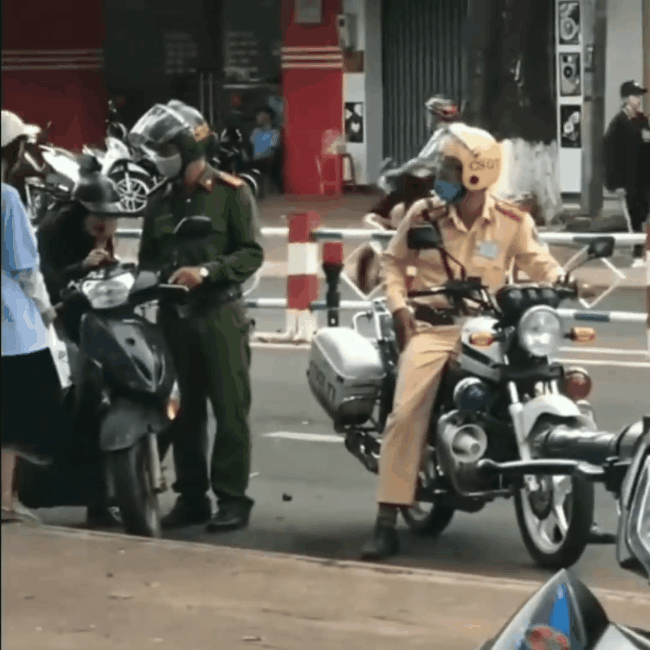 Bị công an giao thông yêu cầu dừng xe, cô gái chưa gì đã khóc sướt mướt như chia tay tình đầu gây sốt cộng đồng mạng-1