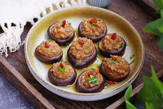 Nhà chỉ còn ít thịt băm, đem nhồi ngay vào nấm lại được món ngon chồng tưởng mua ngoài hàng