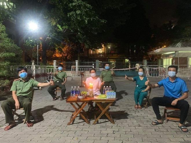 Tiệc sinh nhật đặc biệt của y sỹ chống COVID-19 khiến dân mạng rưng rưng-1